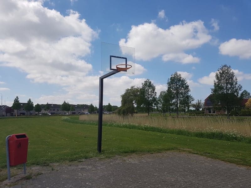 Basketball field with polycarbonateveld met polycarbonaat back board