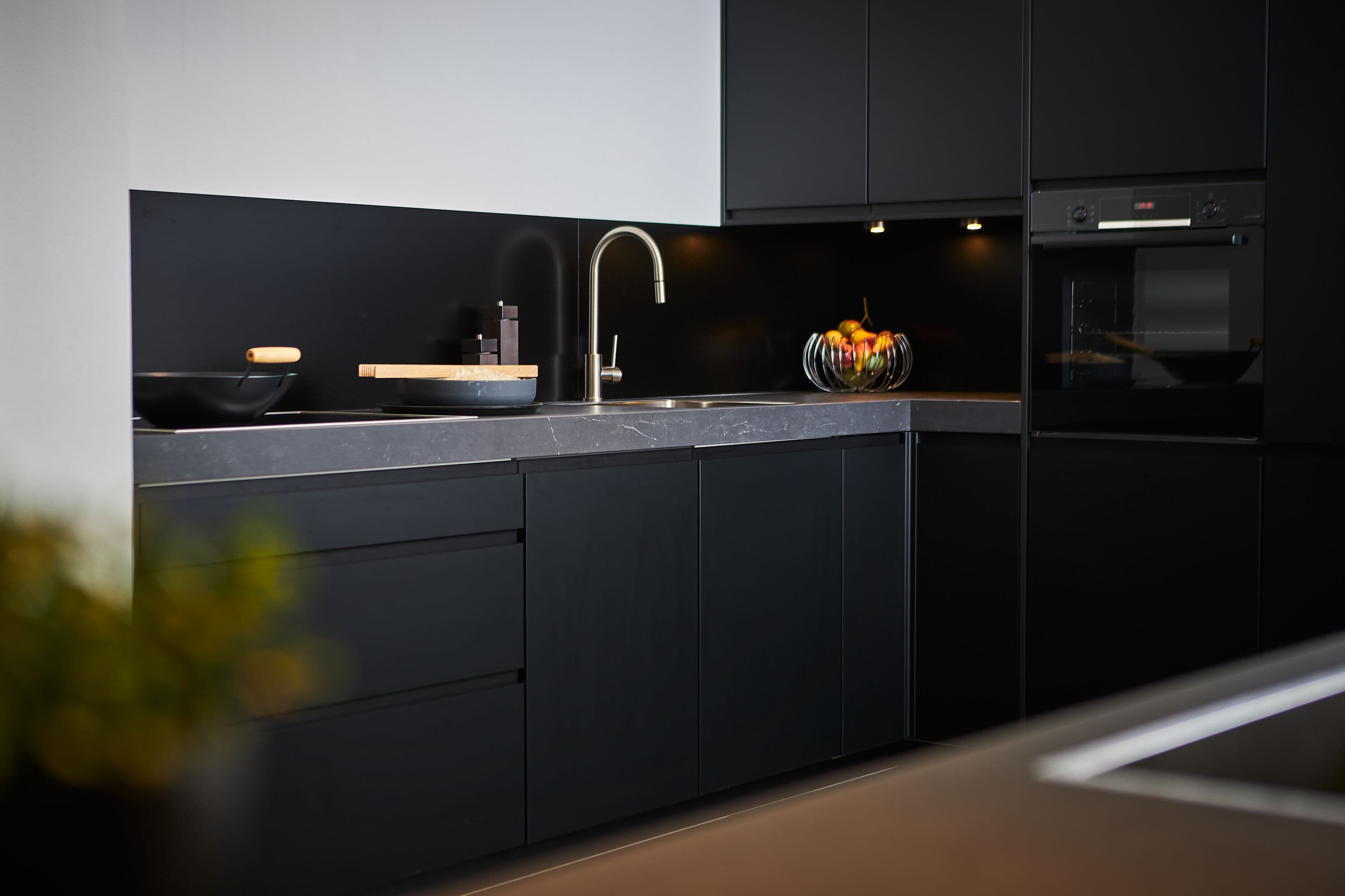 Black-splashback