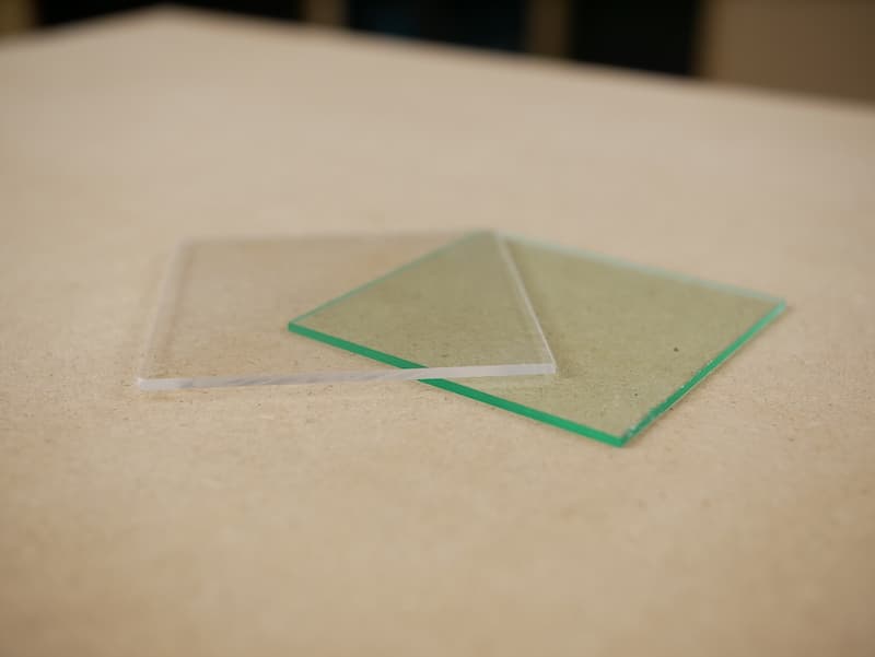 Differences glass and acrylic sheet