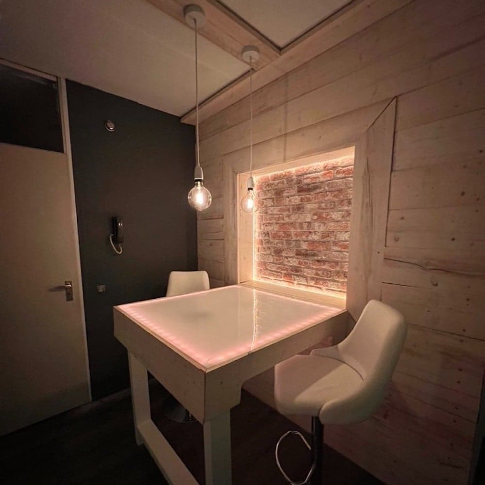 Acrylic table top with LED strips 3 kopie