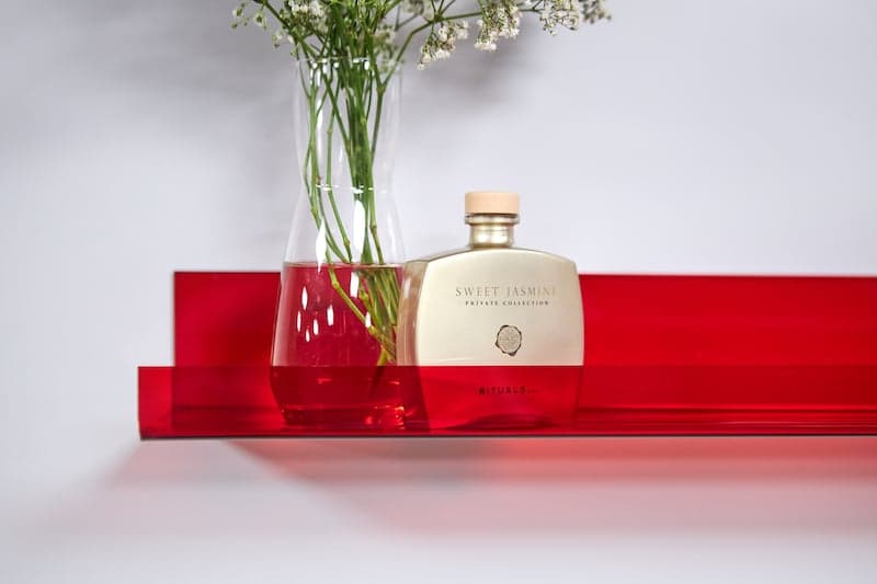 Home decoration ideas picture shelf red