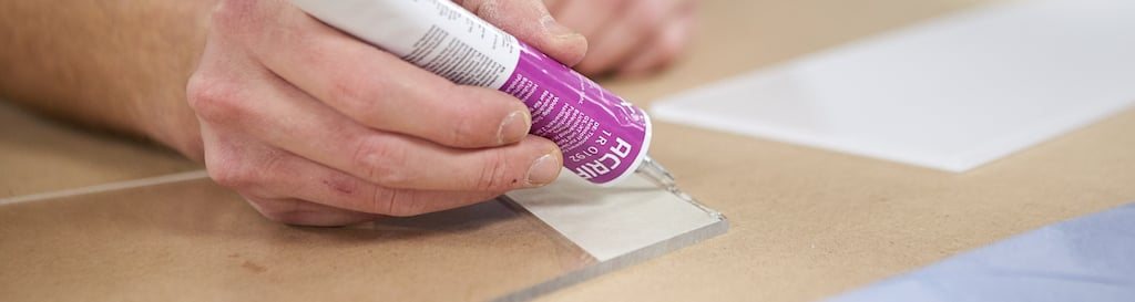 Glueing PERSPEX®: read the steps and tips | Plasticsheetsshop.co.uk
