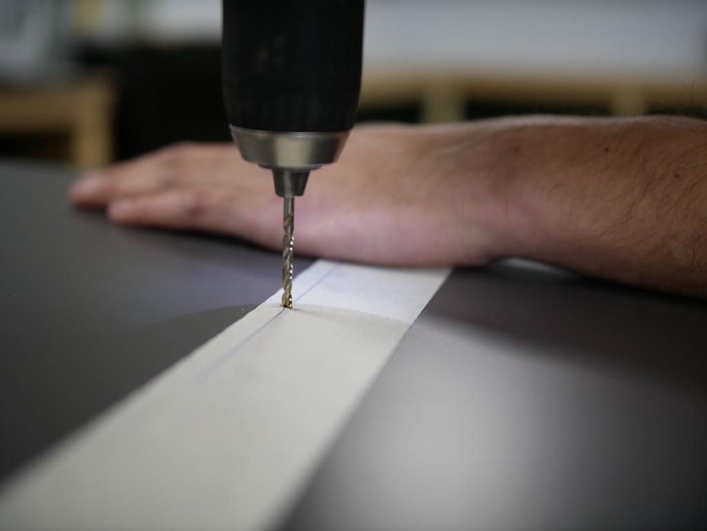 Parcel box Drilling the hinges