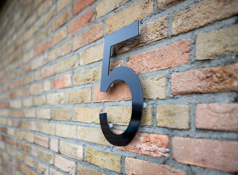 Making house numbers housenumber 5 dibond attached to wall