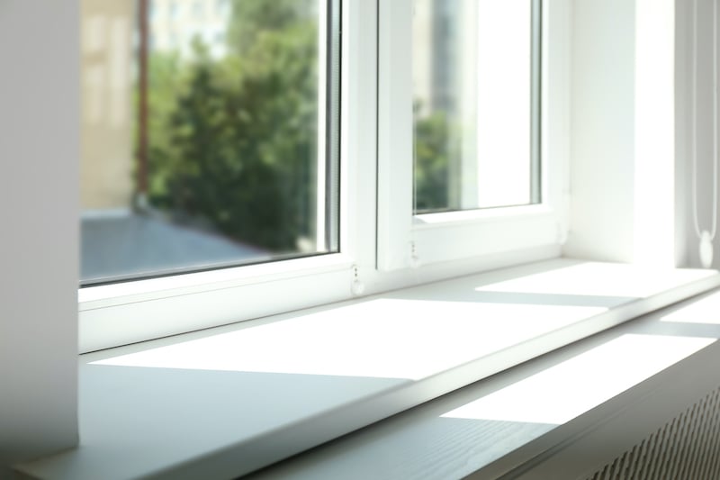 Covering windowsil with white plexiglass